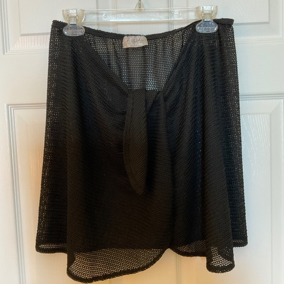 BATHING SUIT SARONG WRAP. BLACK, 17” long.  OS. TIE FRONT, VERY GOOD CONDITION! - Picture 1 of 7